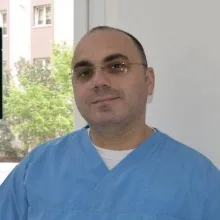 Dt. Özhan Öztürk — Diş Hekimi, İstanbul. Portre fotoğrafı.