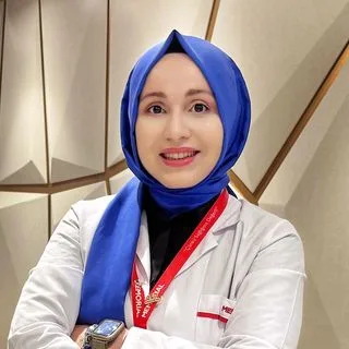 Uzm. Dr. Leyla Elmas — Dermatoloji, Bahçelievler, İstanbul. Portre fotoğrafı.