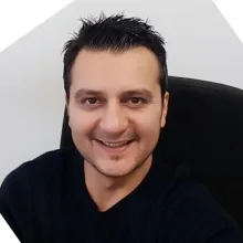 Doç. Dr. Serhat Mertoğlu — Ortodonti, Denizli. Portre fotoğrafı.