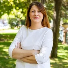 Psk. Dr. Aslı Sarıkardaşoğlu — Psikoloji, Eskişehir. Portre fotoğrafı.