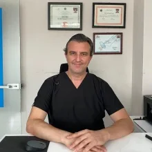 Dt. Caner Ersoy — Diş Hekimi, Kocaeli. Portre fotoğrafı.