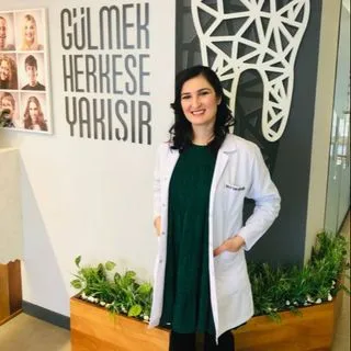 Uzm. Dt. Yadel Tekin — Adana. Portre fotoğrafı.