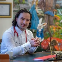 Uzm. Dr. Engin Arı — Çocuk Sağlığı Ve Hastalıkları, İstanbul. Portre fotoğrafı.