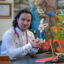 Uzm. Dr. Engin Arı — Çocuk Sağlığı Ve Hastalıkları, İstanbul. Portre fotoğrafı.
