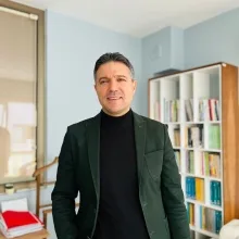 Psk. Dan. Seyithan Gözüaçık — İzmir. Portre fotoğrafı.