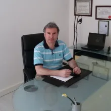 Uzm. Dr. Serhat İpekçi — Psikiyatri, Antalya. Portre fotoğrafı.