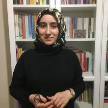 Psk. Dan. Kübra Biçer Gürel — Psikolojik Danışma ve Rehberlik. Portre fotoğrafı.