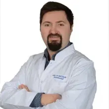 Uzm. Dt. Halil Çelik — Bursa. Portre fotoğrafı.