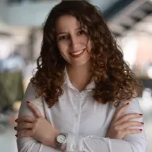 Uzm. Psk. Dan. Büşra Emül — Psikolojik Danışma ve Rehberlik. Portre fotoğrafı.