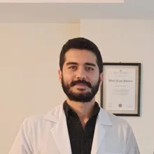 Uzm. Dkt. Murat Bellice — Dil ve Konuşma Terapisi, Karşıyaka, İzmir. Portre fotoğrafı.