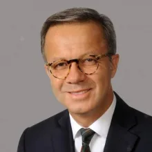 Prof. Dr. Ferhan Öz — Kulak Burun Boğaz, İstanbul. Portre fotoğrafı.