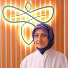 Op. Dr. Esra Kırsever — Kadın Hastalıkları Ve Doğum, İstanbul. Portre fotoğrafı.