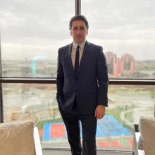 Uzm. Dr. Ferit Argün — İç Hastalıkları, İstanbul. Portre fotoğrafı.