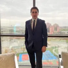 Uzm. Dr. Ferit Argün — İç Hastalıkları, İstanbul. Portre fotoğrafı.