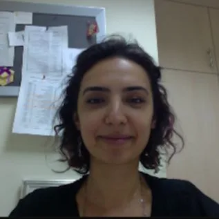 Dr. Dt. Yağmur Deniz Yıldırım — Periodontoloji. Portre fotoğrafı.