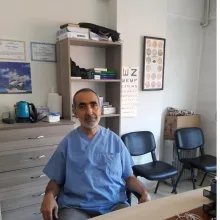 Dr. Servet Metin — Pratisyen. Portre fotoğrafı.