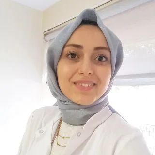 Dyt. Kübra Acar — Diyetisyen, Eskişehir. Portre fotoğrafı.