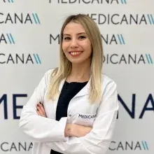 Uzm. Dr. İlayda Uysal — Dermatoloji, Bakırköy, İstanbul. Portre fotoğrafı.
