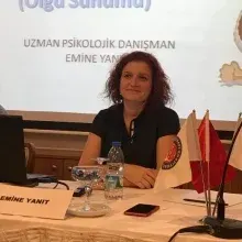 Uzm. Psk. Dan. Emine Yanıt — Psikolojik Danışma ve Rehberlik, Bursa. Portre fotoğrafı.