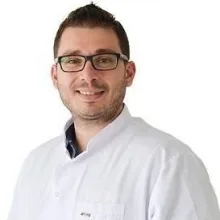 Dt. Ercan Işık — Diş Hekimi, Kocaeli. Portre fotoğrafı.