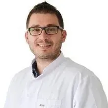 Dt. Ercan Işık — Diş Hekimi, Kocaeli. Portre fotoğrafı.