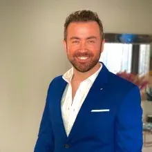 Uzm. Dr. Nezih Karaca — Dermatoloji, İstanbul. Portre fotoğrafı.