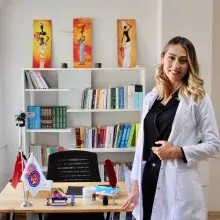 Psk. Gözde Delen — Psikoloji, Şehitkamil, Gaziantep. Portre fotoğrafı.