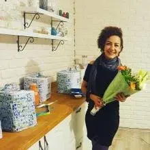 Dyt. Zehra Demir — Diyetisyen, İzmir. Portre fotoğrafı.