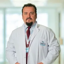 Op. Dr. Taner Çelikel — Kadın Hastalıkları Ve Doğum, Kocaeli. Portre fotoğrafı.