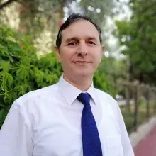 Prof. Dr. Tümer Türkbay — Çocuk ve Ergen Psikiyatrisi, Ankara. Portre fotoğrafı.