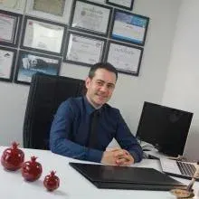 Dr. Dt. Özgür Öztürk — Ağız Diş Ve Çene Cerrahisi, İstanbul. Portre fotoğrafı.