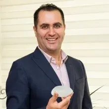 Op. Dr. Ali Ertan Çapar — Plastik Rekonstrüktif Ve Estetik Cerrahi, İstanbul. Portre fotoğrafı.