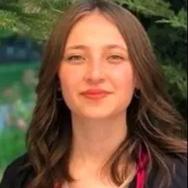 Dt. Pınar Özdemir — Diş Hekimi, Elbistan, Kahramanmaraş. Portre fotoğrafı.