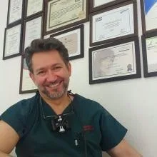 Dt. Ozan Akkuş — Diş Hekimi, İzmir. Portre fotoğrafı.