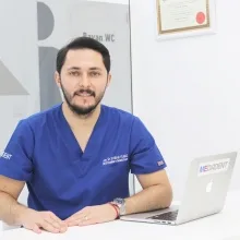 Dr. Dt. Mümin Yılmaz — Bursa. Portre fotoğrafı.