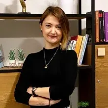 Dr. Psk. Dan. Feyza Coşkun — Psikolojik Danışma ve Rehberlik, Sakarya. Portre fotoğrafı.