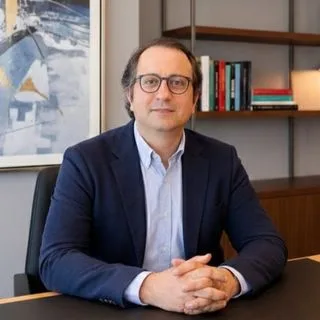 Uzm. Dr. Burak Toprak — Psikiyatri, Kadıköy, İstanbul. Portre fotoğrafı.