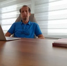 Uzm. Dr. Halil Selahattin Özten — Psikiyatri, Antalya. Portre fotoğrafı.