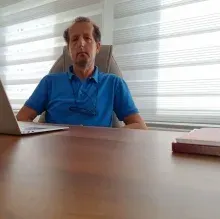 Uzm. Dr. Halil Selahattin Özten — Psikiyatri, Antalya. Portre fotoğrafı.