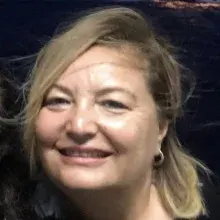 Dt. Rukiye Buğra — Diş Hekimi, İstanbul. Portre fotoğrafı.