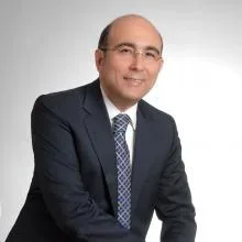 Doç. Dr. Tuncay Kaner — Beyin Ve Sinir Cerrahisi, İstanbul. Portre fotoğrafı.