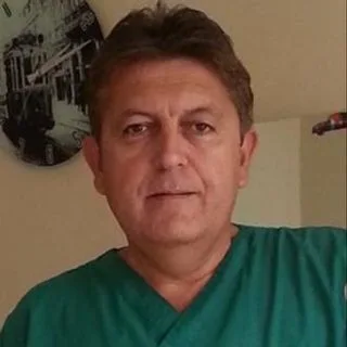 Dt. Orhan İsmigüzel — Diş Hekimi, Ankara. Portre fotoğrafı.