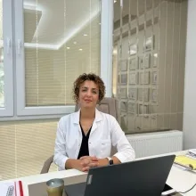Uzm. Dr. Suzan Alp — İstanbul. Portre fotoğrafı.