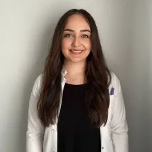 Fzt. Büşra Arısüt — Fizyoterapi Ve Rehabilitasyon. Portre fotoğrafı.