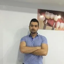 Dt. Oktay Andiç — Diş Hekimi, İstanbul. Portre fotoğrafı.