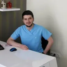 Dt. Eymen Eryılmaz — Diş Hekimi, Konya. Portre fotoğrafı.