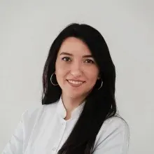 Dt. Ayça Özgen — Diş Hekimi, Bursa. Portre fotoğrafı.