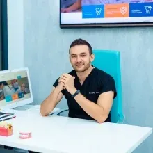 Dt. Samet Özcan — Diş Hekimi, Tepebaşı, Eskişehir. Portre fotoğrafı.