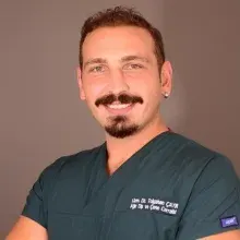 Uzm. Dt. Tolgahan Çayır — Ağız Diş Ve Çene Cerrahisi, Antalya. Portre fotoğrafı.