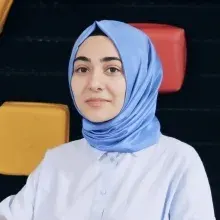Dkt. Rümeysa Kayaköy — Dil ve Konuşma Terapisi, İstanbul. Portre fotoğrafı.
